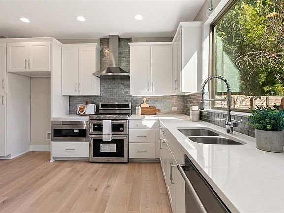 4th image of 2710 Zaragosa St #B