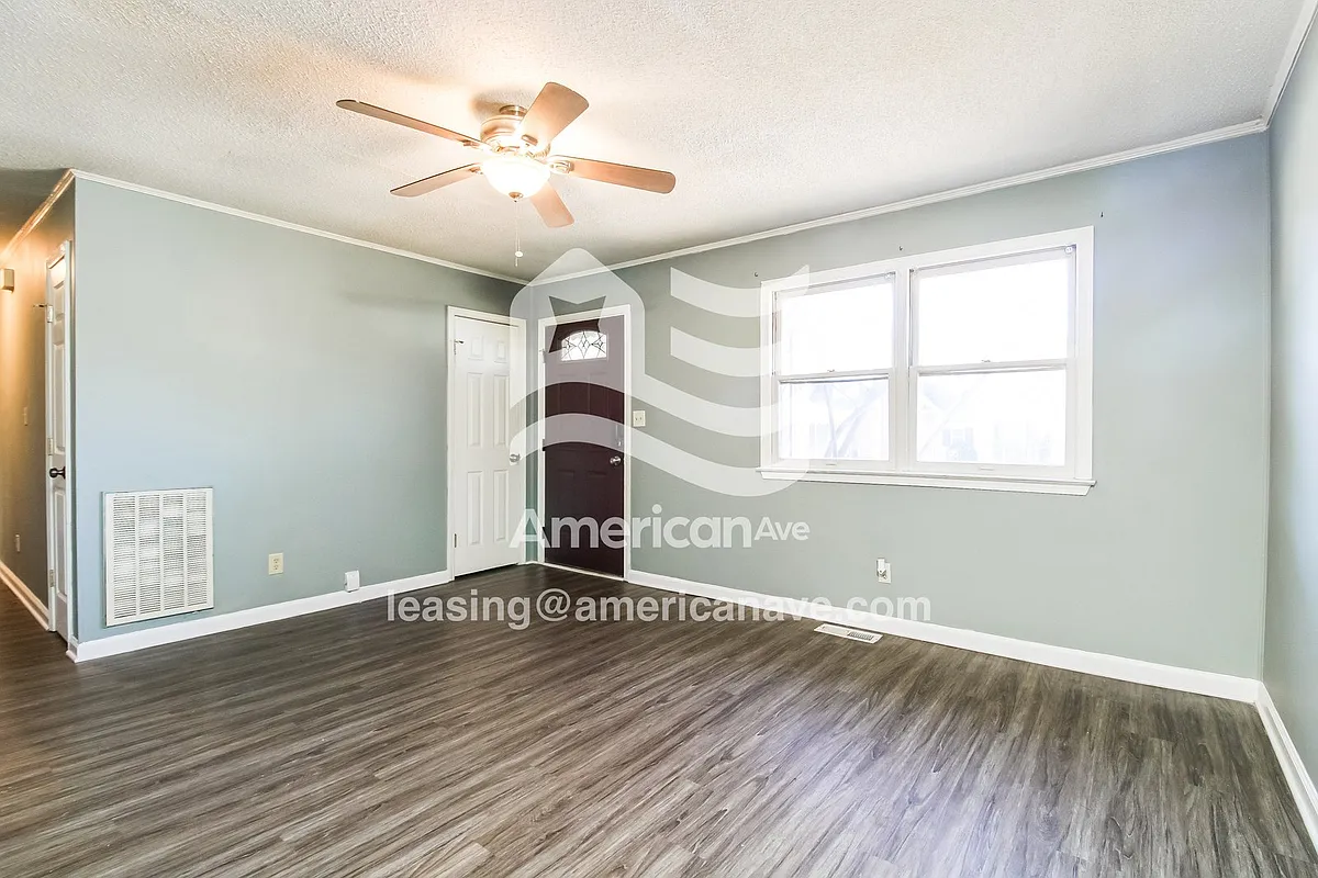 4231_001_living_room_2.jpg - 708 Fair St