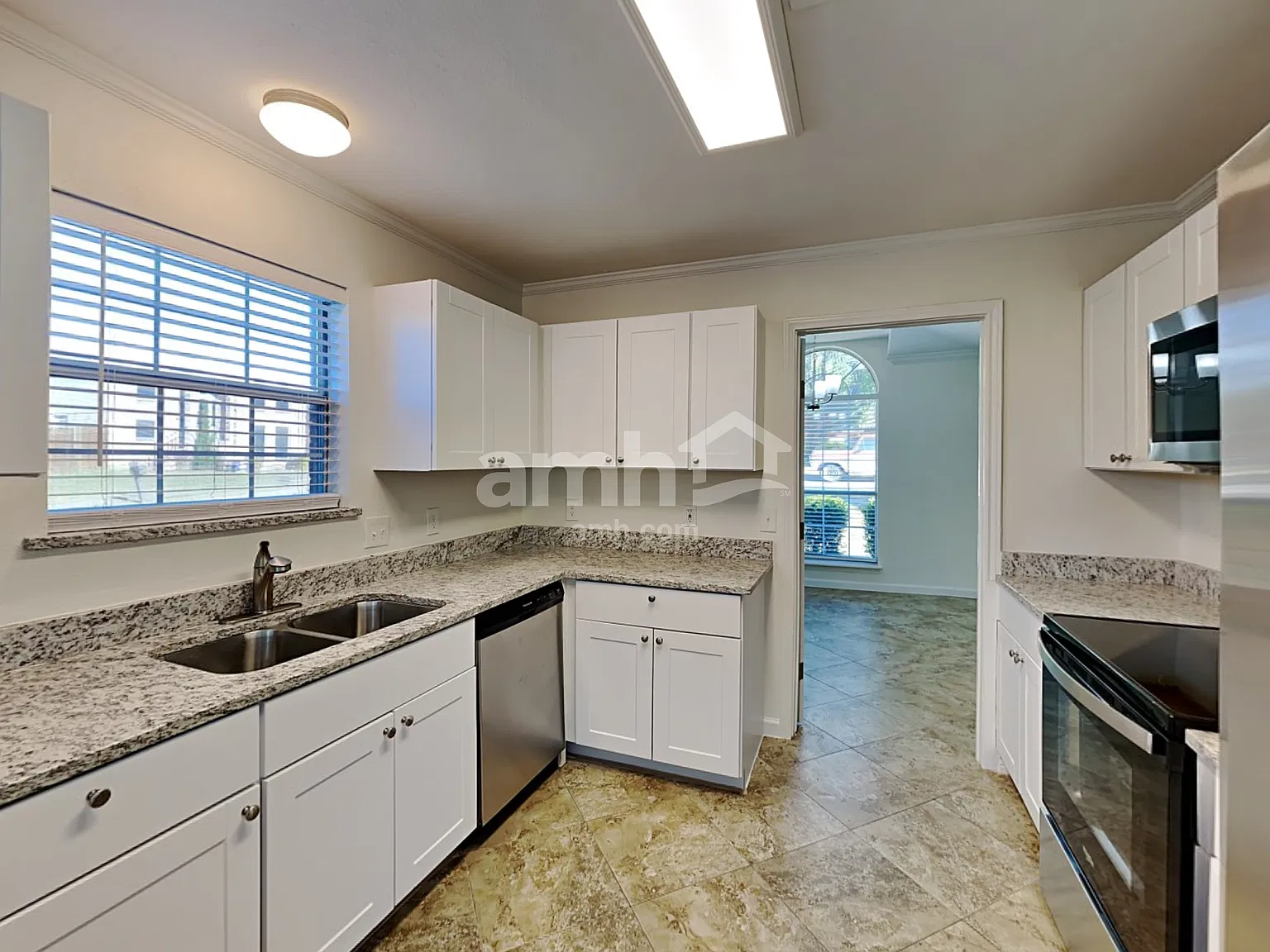 3 bed, 2.0 bath, 1552 sqft, $2,360 — Photo 4