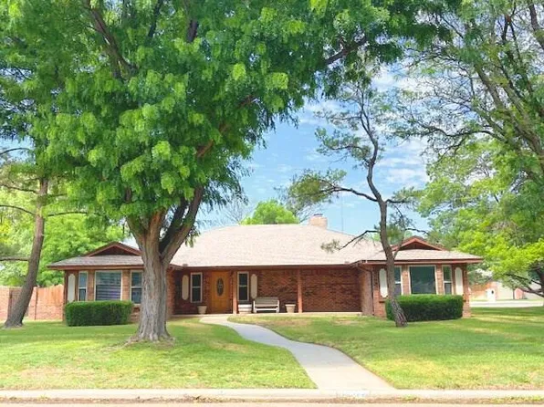 1902 Kiowa Trl, Dalhart, TX 79022