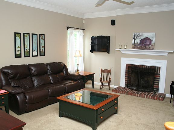 Great room w/fireplace