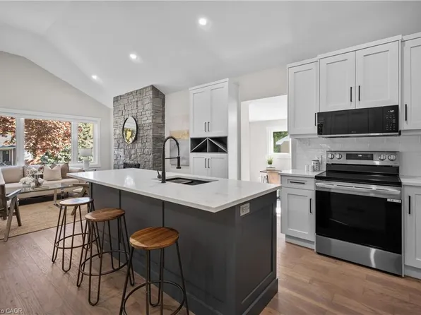 1041 Shepherds Dr, Burlington, ON L7T 3R4