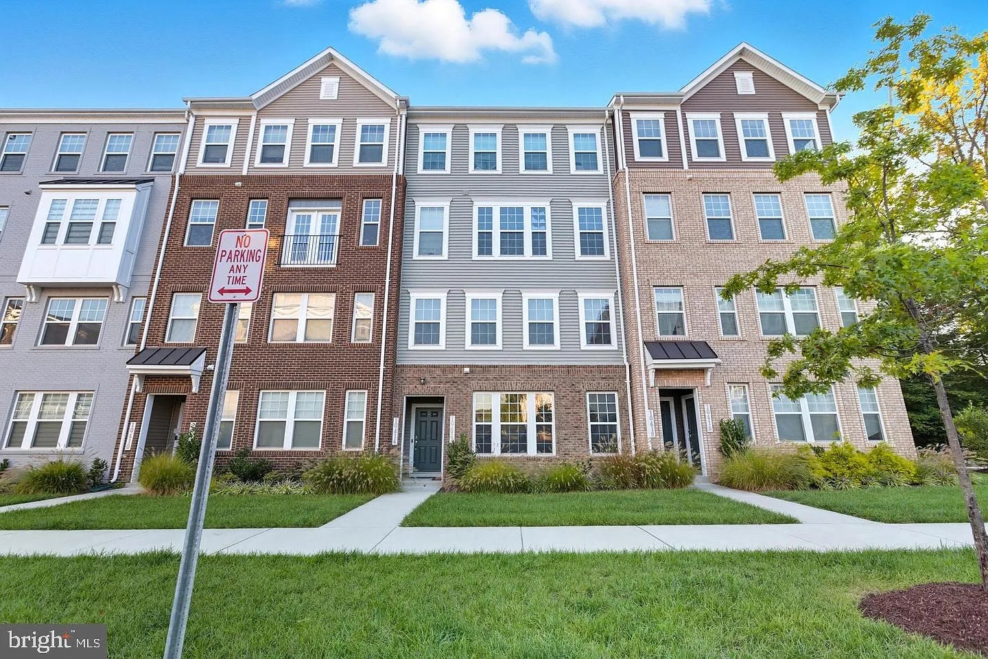 3 bed, 2.5 bath, 2726 sqft, $2,999 — Photo 2