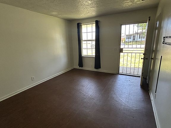 2nd image of 2714 Vista Ln