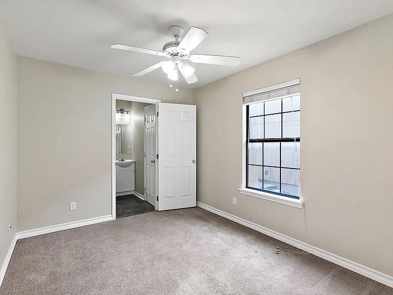 525 W Hutchison St #A — Photo 12