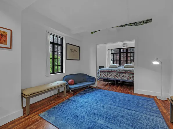 320 East 42nd Street image 10 of 15