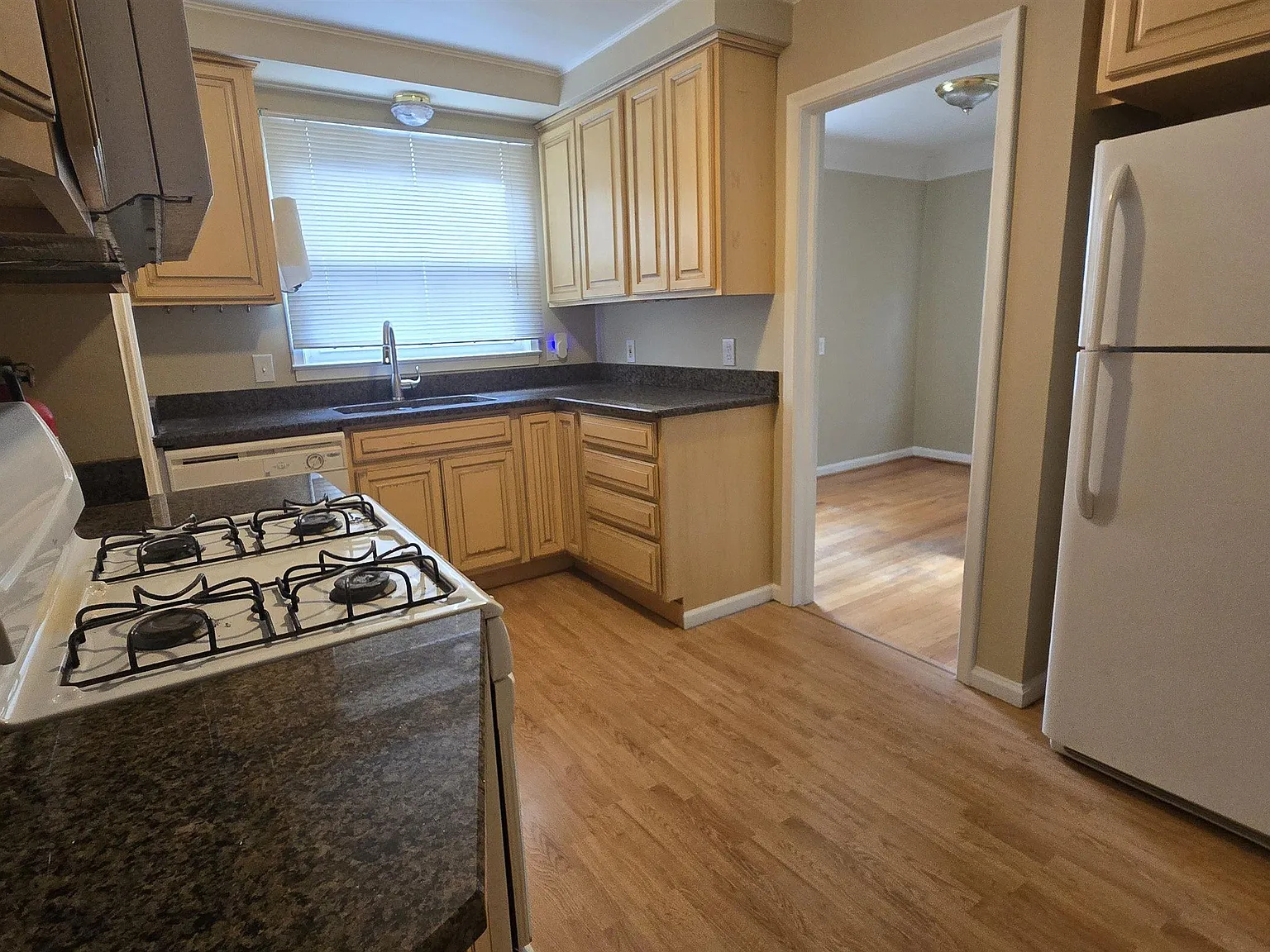 4 bed, 2.0 bath, 1295 sqft, $1,900 — Photo 3