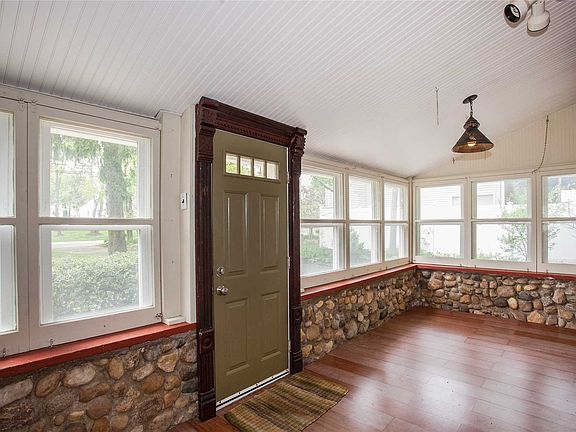 3rd image of 31 Elm St