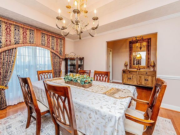 4th image of 204 Aspen Ct