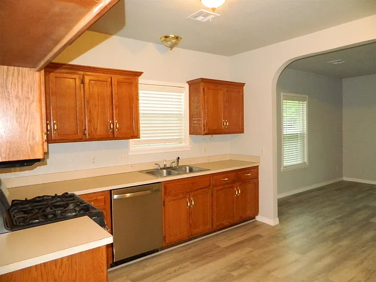 1302 W Exchange St — Photo 6