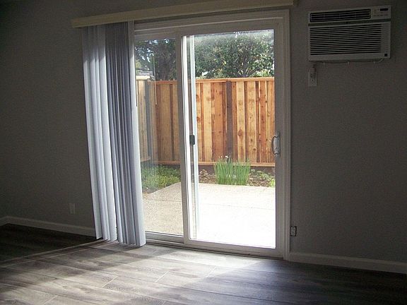 4th image of 952 Castlewood Dr