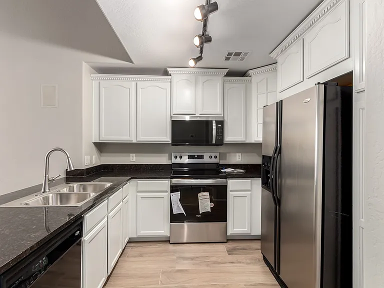 2639 S Harmony Ave — Photo 16
