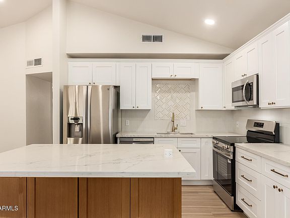 3rd image of 4822 W NORTHERN Avenue