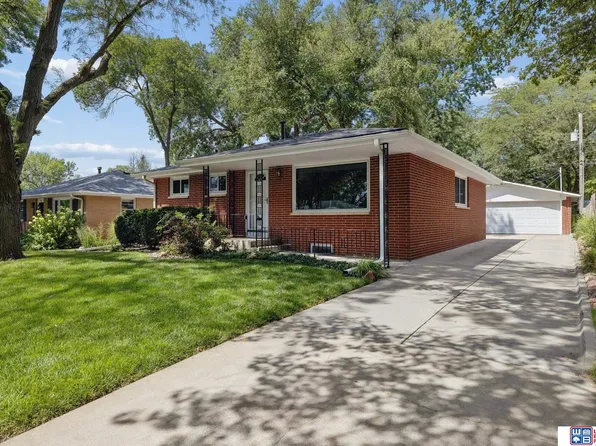 2327 S 61st St, Lincoln, NE 68506