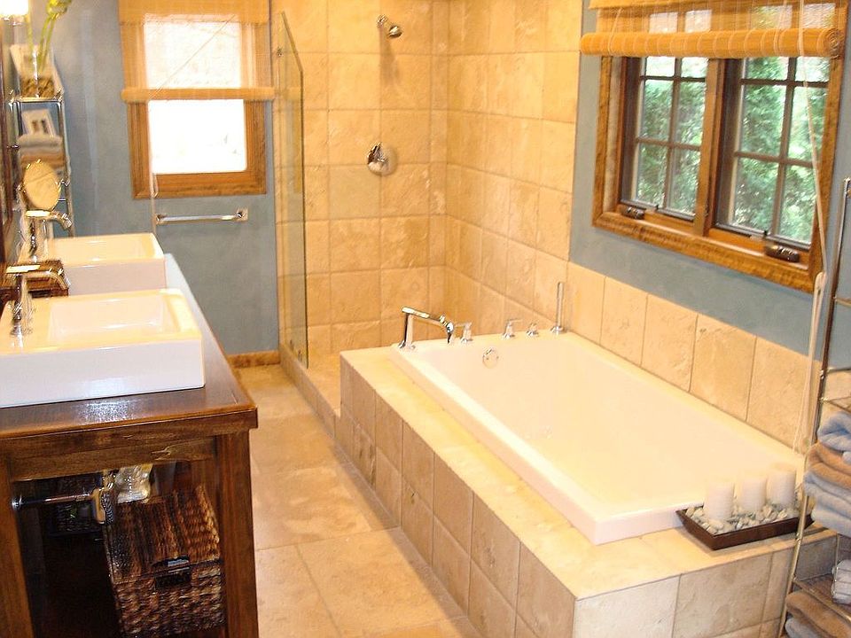 Master bath w travertine tile