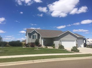 3313 Calvin Dr, Dickinson, ND 58601