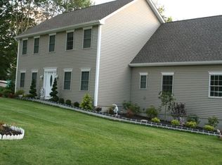 11 Walnut Dr, Mahopac, NY 10541