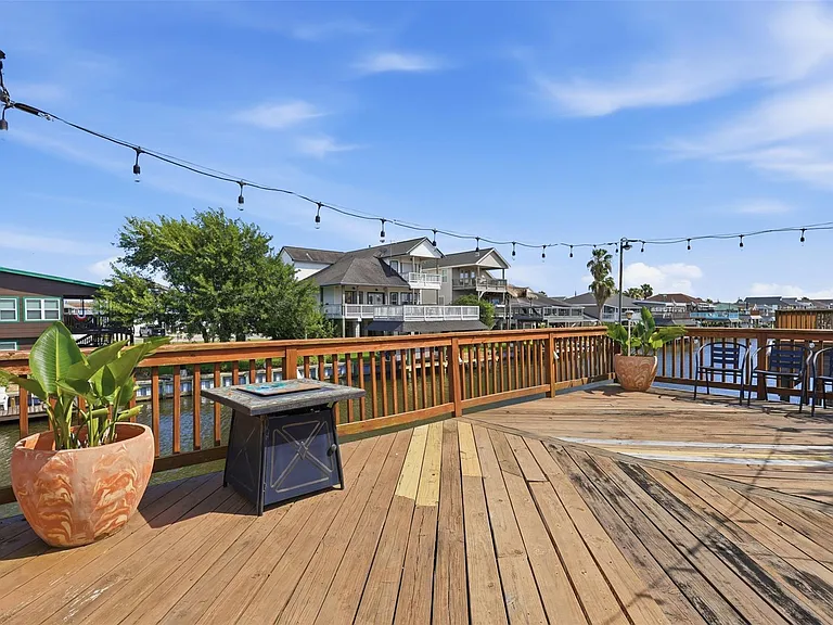 375 Ling St — Photo 13