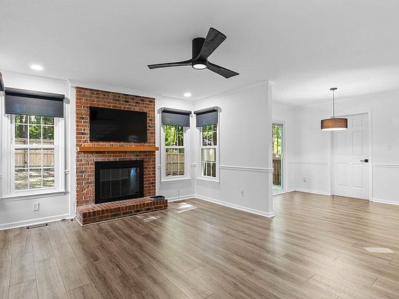 5th image of 1003 Woodbriar St