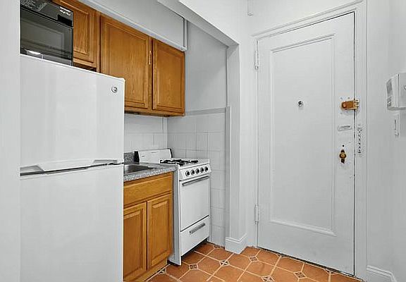 4th image of 102 W 79th St APT 4G