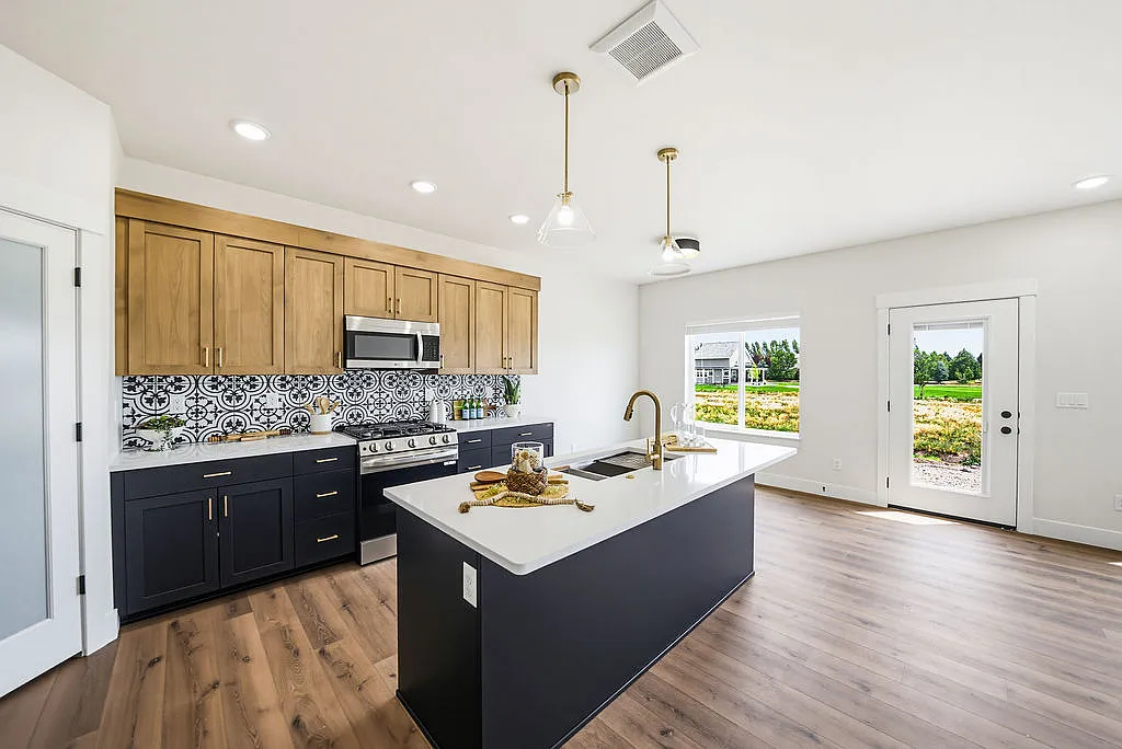 5 bed, 2810 sqft, $2,750 — Photo 2