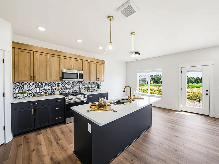 485 E River Ln — Photo 2