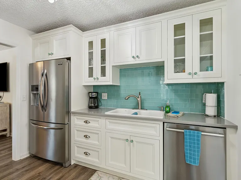 2705 Allan St — Photo 8