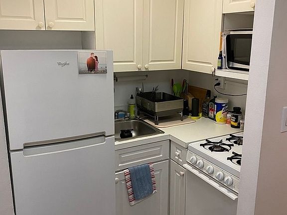 5th image of 131 E 17th St #8A