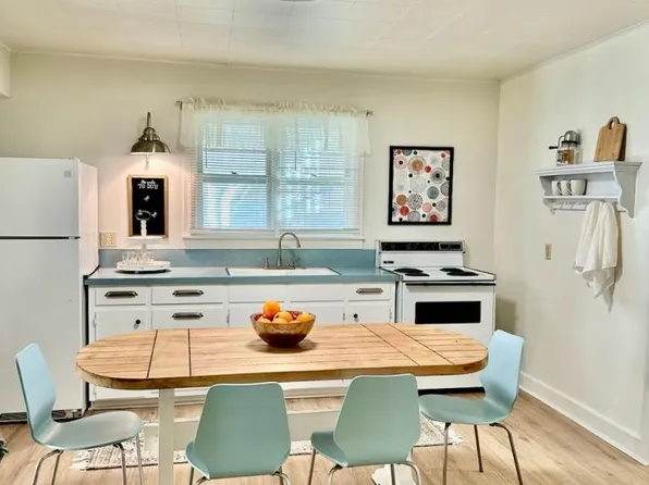 104 E 12th St, Ellis, KS 67637