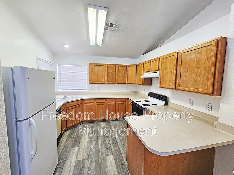 2321 E Calvada Blvd #6 — Photo 6