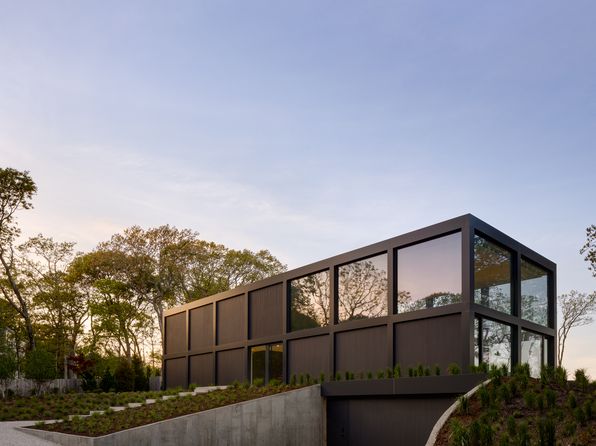32 Hedges Banks Dr