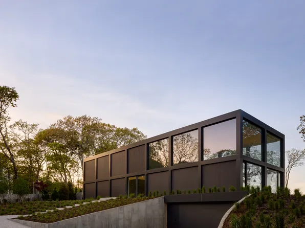 32 Hedges Banks Dr, East Hampton, NY 11937
