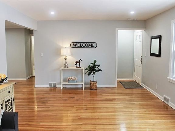 3rd image of 1113 Hatch Rd