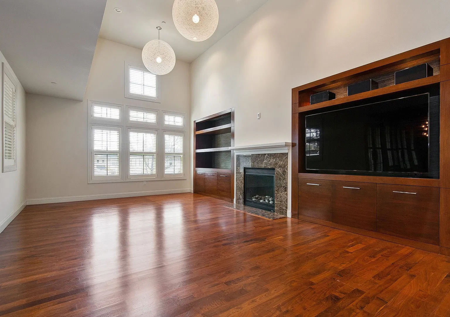 Elegant Two-Story Residence at The Woodmark, Downtown Palo Alto — Photo 3