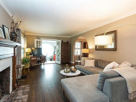 3rd image of 15 E 69th St