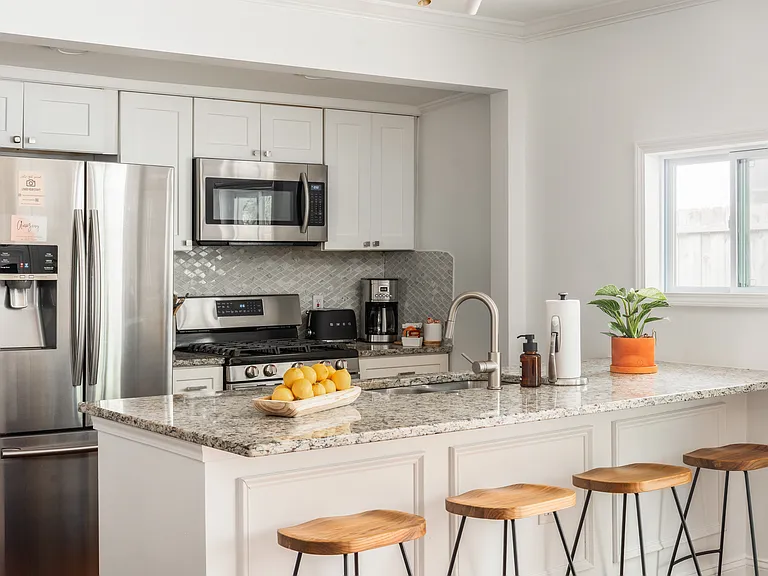 200 Lowry St NE — Photo 3