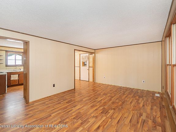 3rd image of 1138 Chesaning St