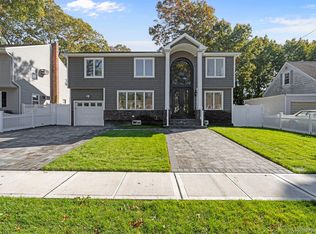 33 6th Ave, Massapequa Park, NY 11762