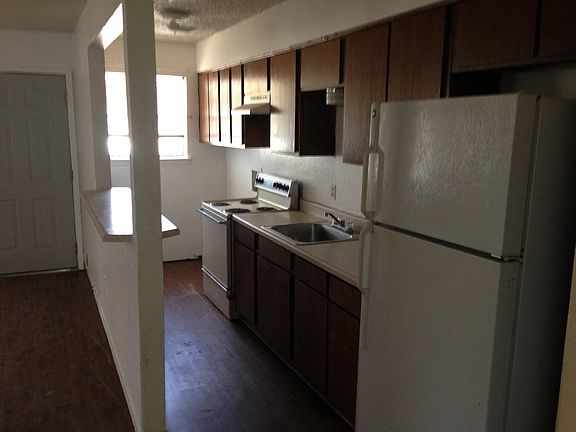4th image of 3027 N Elm St