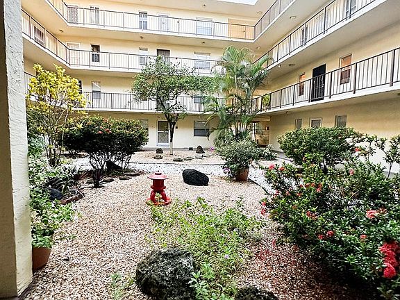 5th image of 2831 Somerset Drive #416