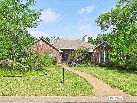2nd image of 1207 Bayou Woods Dr