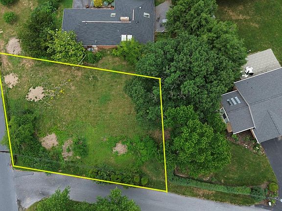 2nd image of 200 Garrett Ln