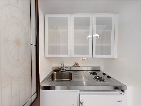 5th image of 321 E 43rd St APT 1011