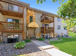 9517 University Ave APT 24, Clive, IA 50325