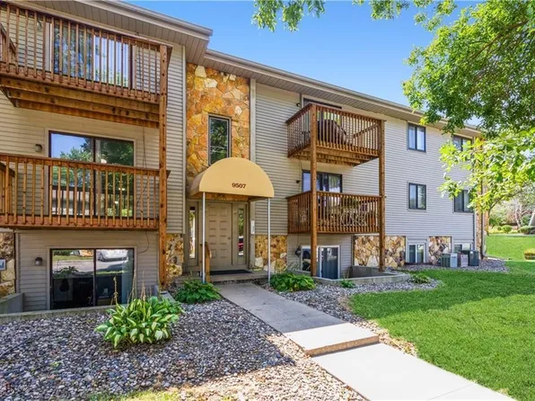 9517 University Ave APT 24, Clive, IA 50325