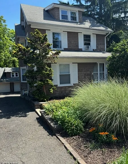 9 Laurel Pl — Photo 1