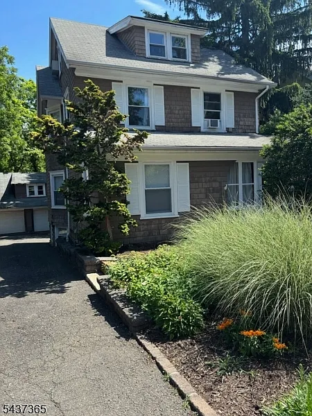 9 Laurel Pl