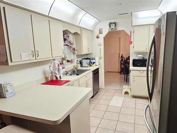 4th image of 1043 Riggs St