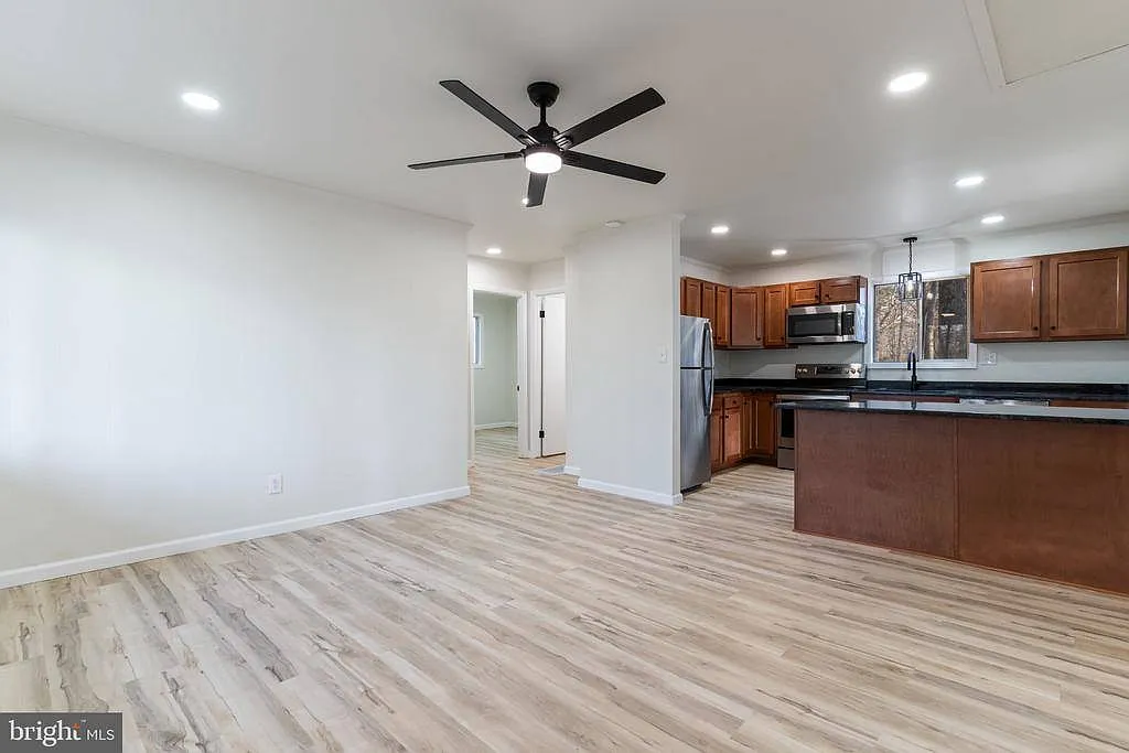 3 bed, 1088 sqft, $2,300 — Photo 2