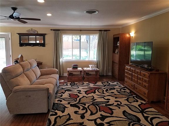 2nd image of 1009 Elm Ln